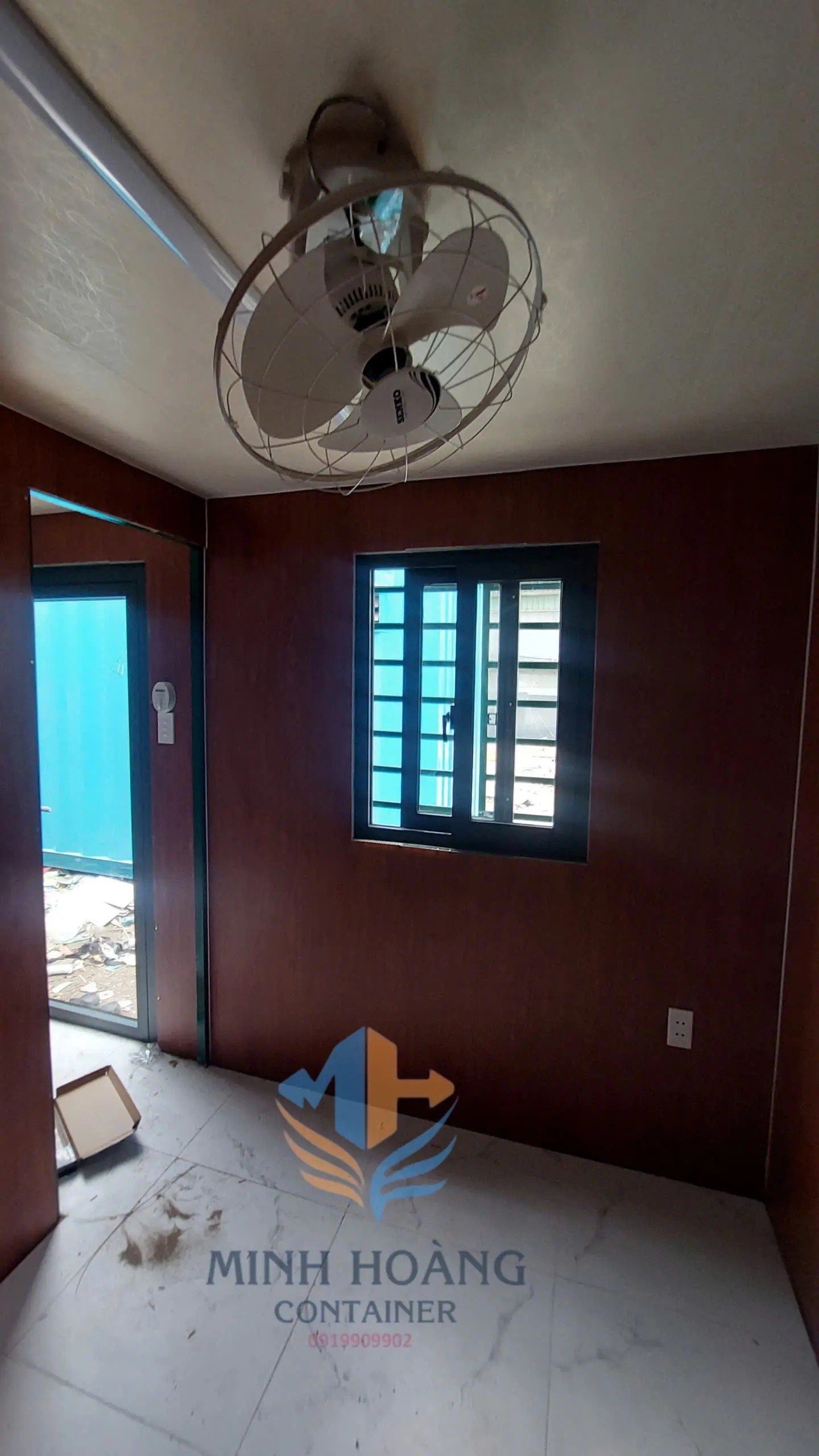 Container Cafe 20 Feet Xanh Lá Chia 2 Phòng Ốp Gỗ Hiện Đại